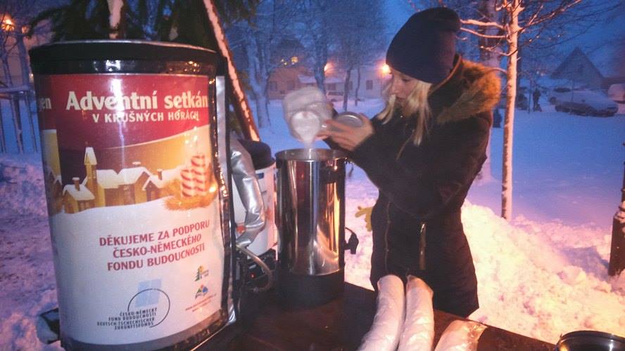 Také na Božím Daru už svítí vánoční strom