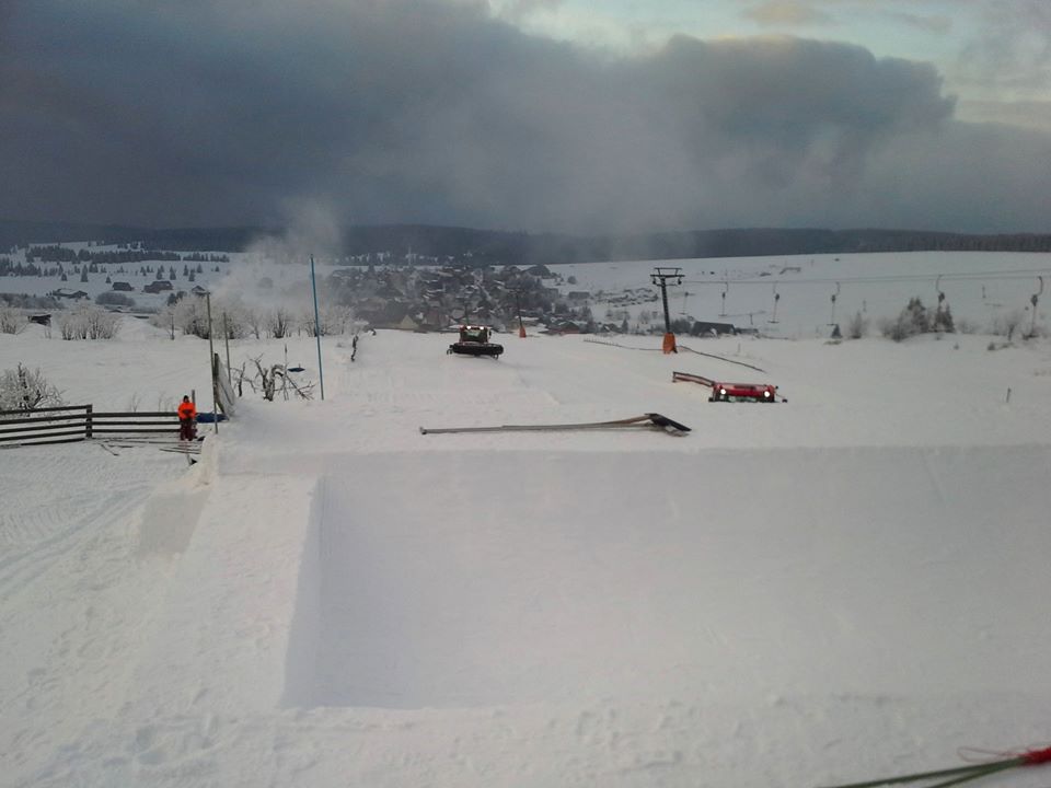 Snowboarcrossová trať na Božím Daru získává svojí finální podobu